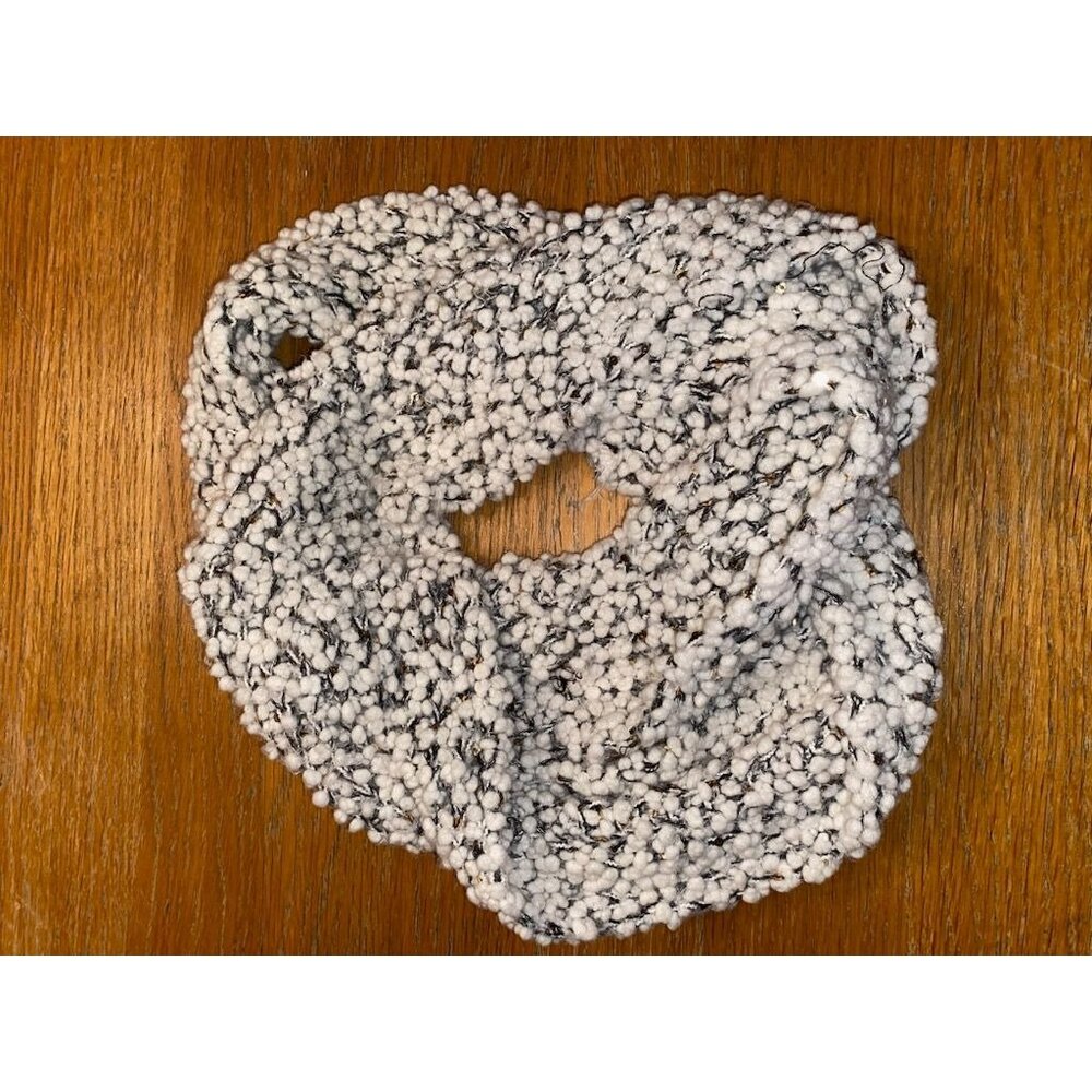 Chunky Knit Infinity Scarf In Cozy Bouclé Yarn For Winter Wear